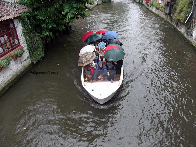 2011-07. Brugge Boat trippers.